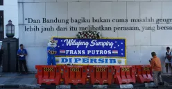 Karangan bunga untuk menyambut pemain baru Persib, Frans Putros di kawasan Asia-Afrika, Kota Bandung, Rabu, 16 Juli 2025. (Sumber: Poskota/Gatot Poedji Utomo)