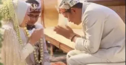 Potret prosesi sungkeman pernikahan Maula Akbar dan Putri Karlina ke hadapan Dedi Mulyadi. (Sumber: Instagram/@putri.karlina14)