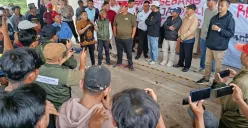 Puluhan warga dari berbagai kelurahan di Kecamatan Bantar Gebang, Kota Bekasi, menggelar aksi unjuk rasa di depan fasilitas RDF milik Pemprov Jakarta, Rabu 16 Juli 2025. (Sumber: Poskota/Nurpini Aulia Rapika)