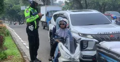 Satlantas Polres Bogor menggelar Operasi Patuh Lodaya di kawasan Simpang Cibinong, Kabupaten Bogor, Rabu, 16 Juli 2025. (Sumber: Poskota/Sekar Putri Andini)