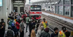 Perjalanan KRL berlangsung normal pada Minggu pagi. (Sumber: Poskota/Bilal Nugraha Ginanjar)