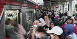 Ilustrasi penumpang masuk kereta. (Sumber: Poskota/Bilal Nugraha Ginanjar)