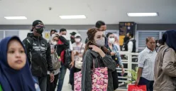 Ilustrasi - Sejumlah pekerja yang tidak WFH hendak berangkat kerja menggunakan KRL Commuter Line.. (Sumber: Poskota/Bilal Nugraha Ginanjar)