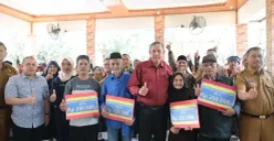 Walikota Bekasi Tri Adhianto membagikan BLT hasil dari Cukai Tembakau ke warga di Kantor Kecamatan Jatiasih, Kota Bekasi. (Sumber: Dok. Pemkot Bekasi)