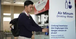 Salah satu penumpang LRT Jabodebek mengambil air minum gratis di water station salah satu stasiun LRT dari PT KAI (Sumber: Dok. LRT Jabodebek)
