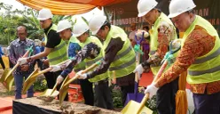 Menteri Agama RI Nasaruddin Umar melakukan groundbreaking pembangunan Gedung Pusat Layanan Informasi Pendidikan di Sekolah Tinggi Agama Buddha Negeri (STABN) Sriwijaya Tangerang, Banten. (Sumber: Dok. Ditjen Bimas Buddha)