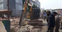 Penertiban bangunan tanpa izin dan pedagang kaki lima di kawasan Terminal Cibinong oleh Satpol PP Kabupaten Bogor, Kamis, 17 Juli 2025. (Sumber: Poskota/Sekar Putri Andini)