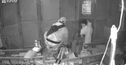 Tangkapan layar CCTV merekam aksi komplotan pencuri yang sedang membobol sebuah toko Ceria Bangunan di Jalan Raya Rawa Kalong, Desa Karangsatria, Tambun Utara, Kabupaten Bekasi. (Sumber: Istimewa)