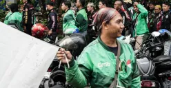 Ilustrasi, driver ojol yang tergabung dalam Aliansi Taktis 'Aksi 177' URC Bergerak Bersama menggelar aksi unjuk rasa di kawasan Monas, Kamis, 17 Juli 2025. (Sumber: Poskota/Bilal Nugraha Ginanjar)