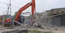Penertiban 74 bangunan liar di sempadan Kali Tambun Tua, Desa Srimukti, Kecamatan Tambun Utara, Kabupaten Bekasi, Kamis, 17 Juli 2025. (Sumber: Poskota/Nurpini Aulia Rapika)