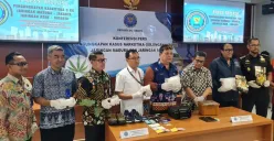 BNN Provinsi Jakarta mengungkap kasus peredaran narkotika jenis sabu yang rencananya bakal diedarkan ke Jakarta dan Balikpapan, Kamis, 17 Juli 2025. (Sumber: Poskota/Pandi Ramedhan)