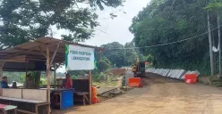 Kawasan Jalan Batutulis sebagai akses warga Kelurahan Lawanggintung, Kecamatan Bogor Selatan, Kota Bogor, sedang diperbaiki, Kamis, 17 Juli 2025. (Sumber: Poskota/Sekar Putri Andini)