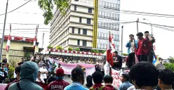 Ratusan orang menggeruduk Mapolres Metro Bekasi Kota di Jalan Pangeran Jayakarta, Medan Satria, menuntut pembebasan Ketua LSM Somasi, Budy Arianto, pada Kamis, 17 Juli 2025. (Sumber: POSKOTA | Foto: Nurpini Aulia Rapika)