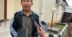 Anggota DPRD Jakarta, Dwi Rio Sambodo saat di wawancarai awak media di GOR Matraman, Jakarta Timur, Kamis, 17 Juli 2025 (Sumber: Poskota/Muhammad Tegar Jihad)