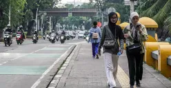 Ilustrasi, warga berjalan di lokasi penjambretan, Jalan Perwira, Jakarta Pusat, Kamis, 17 Juli 2025. (Sumber: POSKOTA | Foto: Bilal Nugraha Ginanjar)