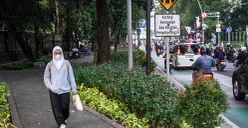 Ilustrasi, warga berjalan di lokasi penjambretan Jalan Perwira, Jakarta Pusat, Kamis, 17 Juli 2025. (Sumber: POSKOTA | Foto: Bilal Nugraha Ginanjar)