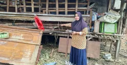 Dwi Susilowati menunjukan kandang tempat kambing-kambingnya berada di RT 04 RW 01, Kelurahan Pengasinan, Kecamatan Sawangan, Kota Depok, Kamis, 17 Juli 2025. (Sumber: Poskota/Angga Pahlevi)
