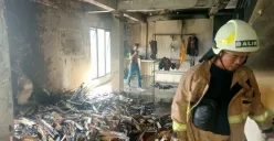 Gudang wiper dan kaca film di kawasan Tanjung Priok, Jakarta Utara, terbakar, Kamis, 17 Juli 2025. (Sumber: Dok. Damkar Jakut)