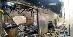 Kondisi terkini rumah sekaligus bengkel motor di Jalan Sukma 2, Serua, Ciputat, Kota Tangerang Selatan (Tangsel) yang ludes terbakar, Kamis, 17 Juli 2025. (Sumber: Poskota/Primayanti Juli Kumala Manalu)