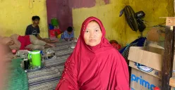 Sawina 55 tahun, pemilik rumah dan bengkel di Serua, Kecamatan Ciputat, Kota Tangsel yang ludes terbakar, Kamis, 17 Juli 2025. (Sumber: Poskota/Primayanti Juli Kumala Manalu)