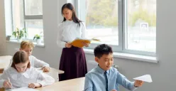 Ilustrasi guru mengajar di dalam kelas. (Sumber: Freepik)