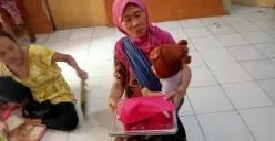 Seorang ibu menyusui di Kecamatan Menes, Kabupaten Pandeglang, menerima program MBG. (Sumber: Dok. Humas Dapur MBG Menes)