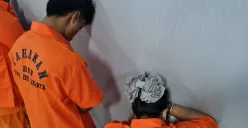 Ibu dan anak asal Madura pengedar narkoba berupa sabu 2 kg di BNN Jakarta, Kamis, 17 Juli 2025. (Sumber: Poskota/Pandi Ramedhan)