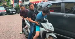 Unit Reskrim Polsek Tambora Jakarta Barat menangkap seorang pria pemalak sopir mobil travel yang sempat viral di media sosial (Medsos). (Sumber: Polsek Tambora)
