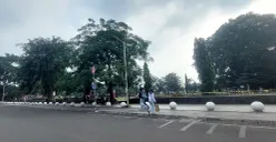 Kawasan Alun-alun Kota Bogor tampak lebih tertib tanpa kendaraan parkir di tepi jalan setelah penataan ulang oleh Dishub, Kamis, 17 Juli 2025. (Sumber: POSKOTA | Foto: Sekar Putri Andini)