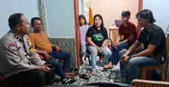 Anggota Bhabinkamtibmas Kelurahan Pengasinan, Aipda Medy (kiri), saat menemui keluarga korban percobaan penculikan di Perumahan BSI 2, Sawangan, Kota Depok, pada Kamis malam, 17 Juli 2025. (Sumber: POSKOTA | Foto: Angga Pahlevi)