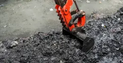 Petugas dari Suku Dinas Sumber Daya Air (SDA) Jakarta Pusat melakukan pengerukan anak Kali Krukut di kawasan Tanah Abang, Jakarta, Kamis, 17 Juli 2025. (Sumber: Poskota/Bilal Nugraha Ginanjar)