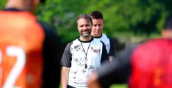 Potret pelatih Persija Jakarta, Mauricio Souza tengah memimpin sesi latihan persiapan Super League 2025/2026. (Sumber: Persija)