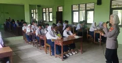 Kapolsek Tajurhalang, Iptu Tamar Bekti memberikan sosialisasi imbauan mencegah aksi kejahatan jalanan di depan para murid MPLS di kelas Sekolah SMK Satria Bangsa, Kabupaten Bogor. (Sumber: Polsek Tajurhalang)