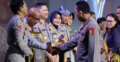 Kapolri Jenderal Listyo Sigit Prabowo menganugerahkan penghargaan Hoegeng Award 2025 kepada lima anggota polisi teladan. (Sumber: Humas Polri)