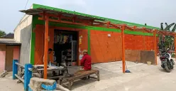Bangunan ruko milik Idris, staf Desa Srimukti, Kabupaten Bekasi, luput dari pembongkaran. (Sumber: POSKOTA | Foto: Nurpini Aulia Rapika)