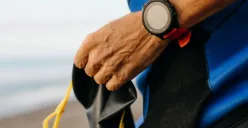 Ilustrasi smartwatch untuk traveling, baterai tahan lama. (Sumber: Freepik)