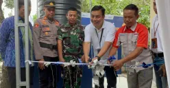 Peresmian bantuan sanitasi air bersih oleh GM Witel Nusa Tenggara Muhammad Kafin Latif (ketiga dari kanan), beberapa waktu yang lalu. (Sumber: Dok. Telkom Indonesia)