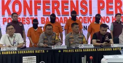 Polresta Bandara Soekarno-Hatta menghadirkan empat WNA tersangka kasus peredaran narkoba yang dikemas dalam cairan vape. (Sumber: POSKOTA | Foto: Primayanti)