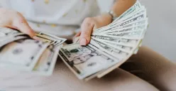 Strategi mengelola gaji UMR untuk jadi kaya ala Timothy Ronald. (Sumber: Pexels/Kaboompics.com)