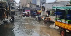 Suasan Kelurahan Muara Angke, Kecamatan Penjaringan, Jakarta Utara, tergenang banjir. (Sumber: Poskota/Pandi Ramedhan)