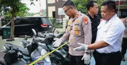 Polisi memperlihatkan barang bukti kejahatan sindikat Curanmor Rumpin yang beraksi 30 kali di Alam Sutera. 10 motor diamankan Polisi Pinang, Kota Tangerang. (Sumber: Humas Polres Metro Tangerang Kota)