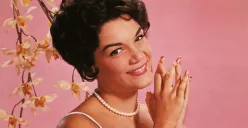 Lirik lagu Connie Francis - Pretty Little Baby