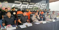 Polres Metro Bekasi Kota menetapkan dua pelaku curanmor dengan pemberatan dalam rilis, Jumat, 18 Juli 2025. (Sumber: Poskota/Nurpini Aulia Rapika)