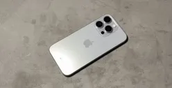 Ilustrasi HP iPhone harga Rp10 jutaan dengan kamera berkualitas. (Sumber: YouTube/WatchWatch)