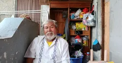 Daeng Andi Latif, 67 tahun, supir angkot di Bekasi yang masih mencari keadilan atas kematian tidak wajar yang menimpa anaknya pada tahun 2009 silam. (Sumber: Poskota/Nurpini Aulia Rapika)