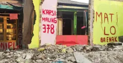 Penampakan rumah kontrakan fiktif di wilayah Kelurahan Jakasampurna, Kecamatan Bekasi Barat, Kota Bekasi yang kini sudah dibongkar oleh kakak terduga pelaku, Jumat, 18 Juli 2025. (Sumber: Poskota/Nurpini Aulia Rapika)