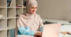 Ilustrasi tata cara lapor diri PPG Guru Madrasah mapel umum 2025. (Sumber: Freepik/marymarkevich)
