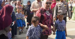 Mentri PPPA, Arifah Fauzi menyambangi Kecamatan Sobang, Kabupaten Pandeglang, Jumat, 18 Juli 2025. (Sumber: Poskota/Samsul Fatoni)