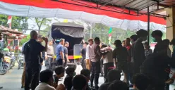 Polisi mengangkut puluhan remaja yang diduga akan terlibat dalam tawuran antar geng di kawasan Lubang Buaya, Jakarta Timur. (Sumber: Polsek Cipayung)