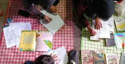 Pembaca buku di Perpustakaan Jalanan Jakarta di Taman Literasi, Blok M, Jakarta Selatan. (Sumber: Instagram/@perpusjalanan.jkt)